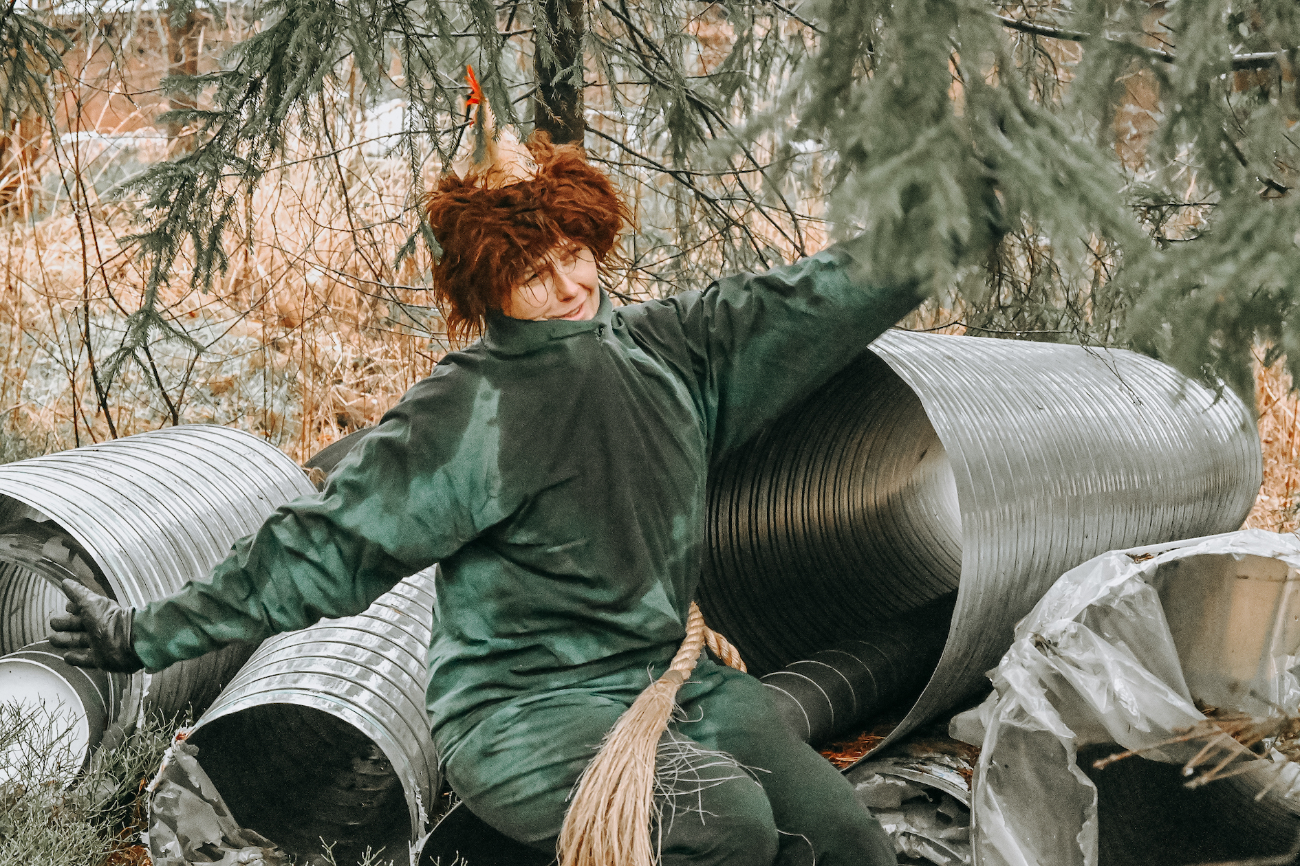 Skogsmulle som just vaknat upp ur sin dagsvila ute i skogen
