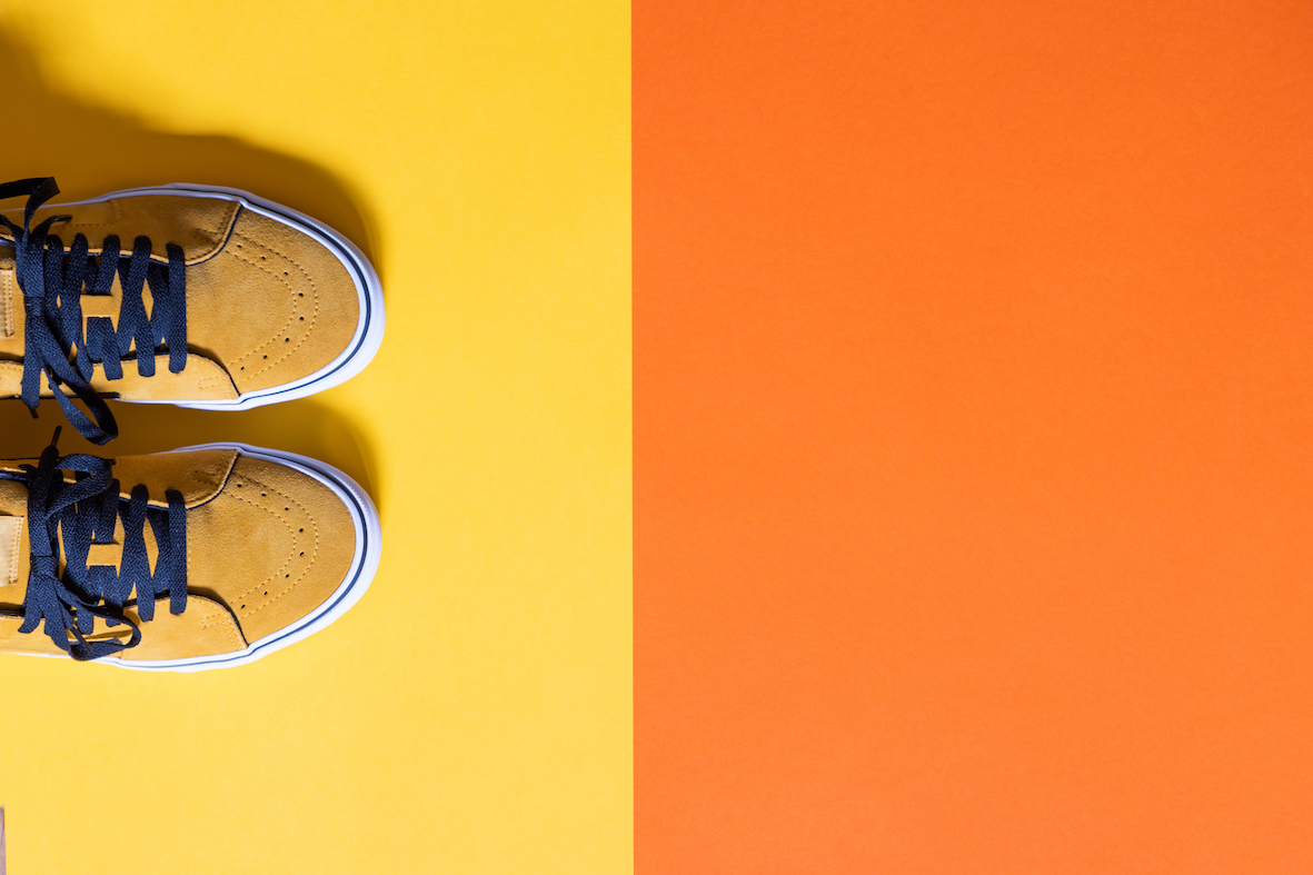 Skor på ett gult och orange underlag.
