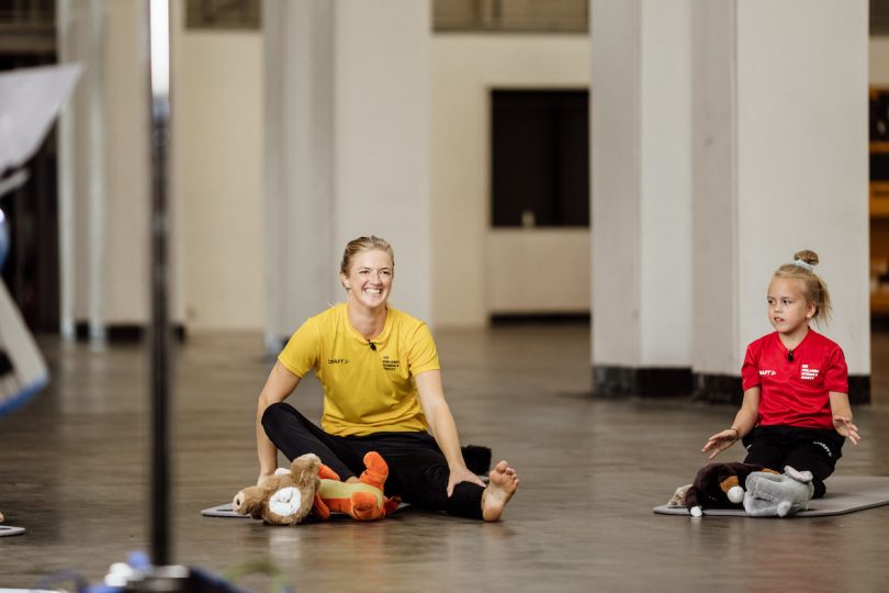 Lisa Gerkman sitter på golvet i träningskläder