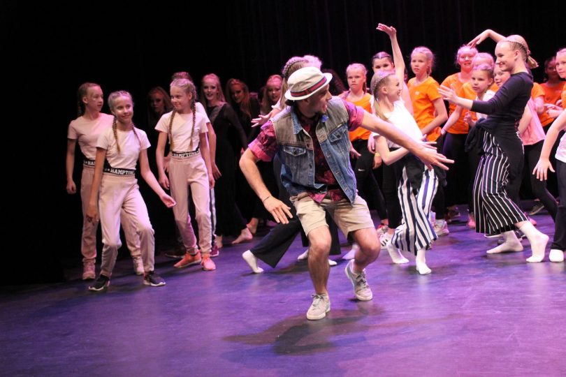 Grupp som dansar