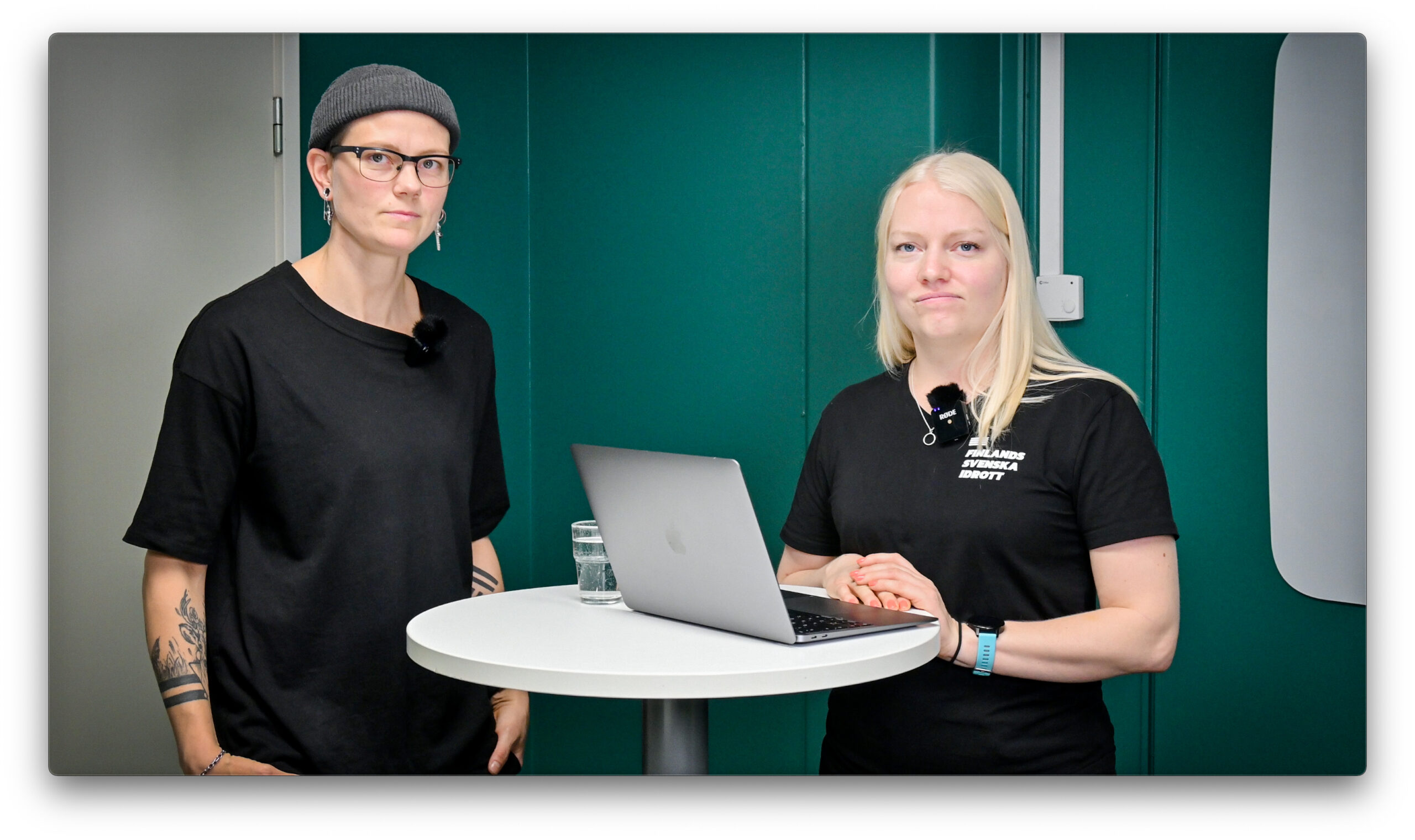 Tarja Krum står bredvid Malou Winter Lindholm vid ett vitt bord.
