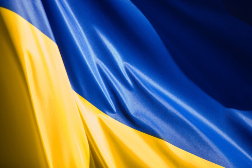 Ukrainas flagga som svajar i vinden