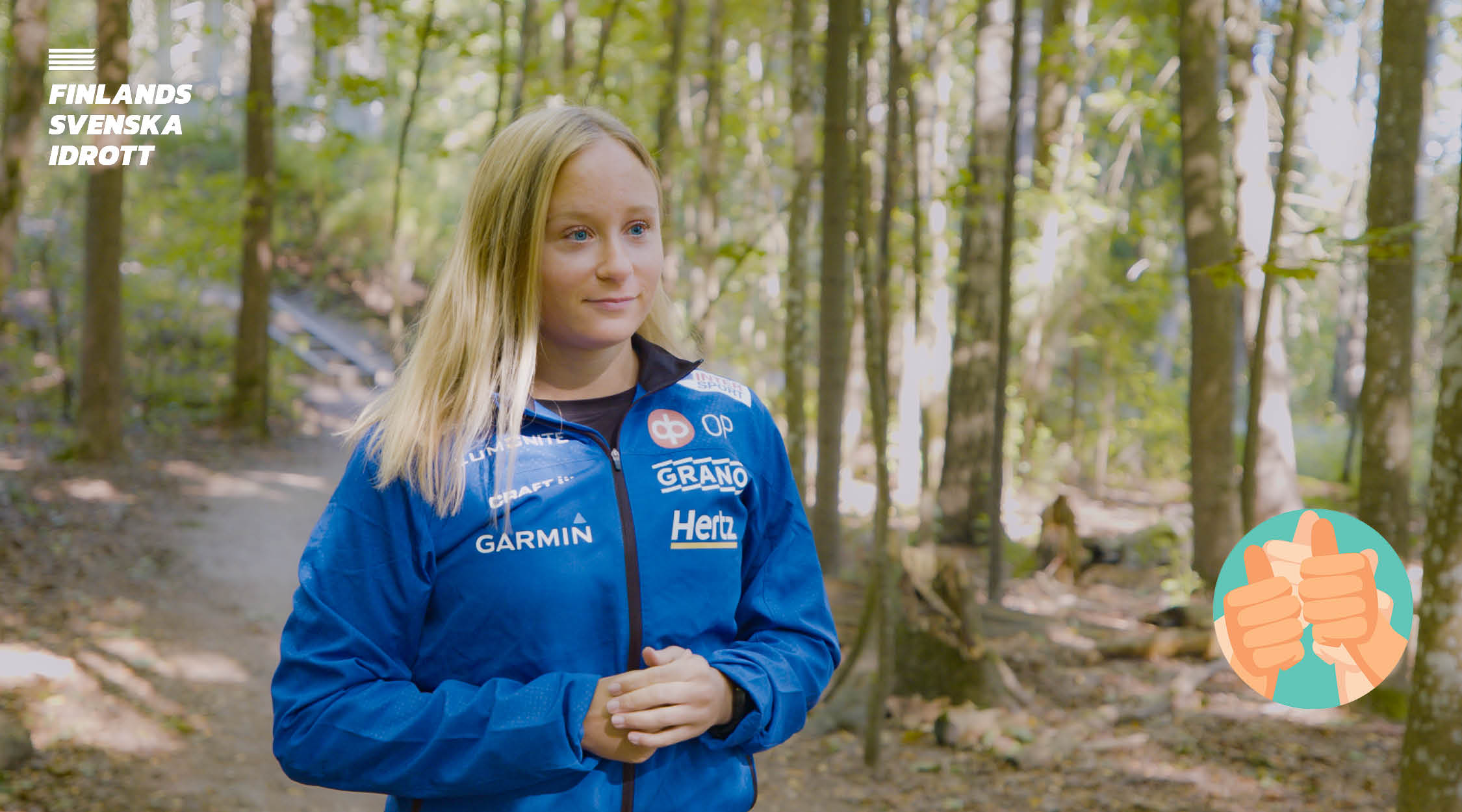 Lina Karlsson står i skogen med blåa träningskläder. Uppe i det vänstra hörnet finns FSIs logo.