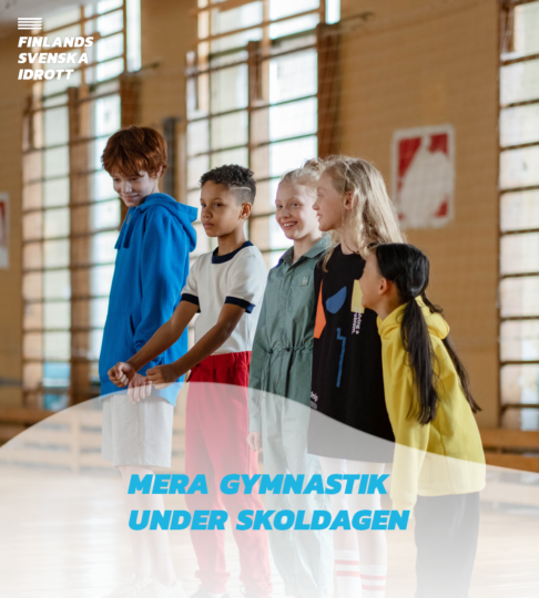 Fyra barn står bredvid varandra i en gymnastiksal och skrattar. Längst ner på bilden står det med blå text:" Mera gymnastik under skoldagen". Uppe i det vänstra hörnet finns logon för FSI.
