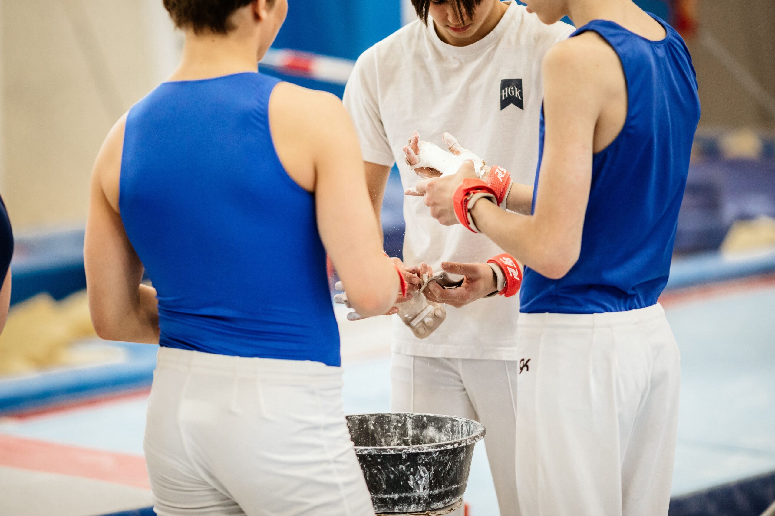 Gymnastik idrottare sätter kalk på sina händer