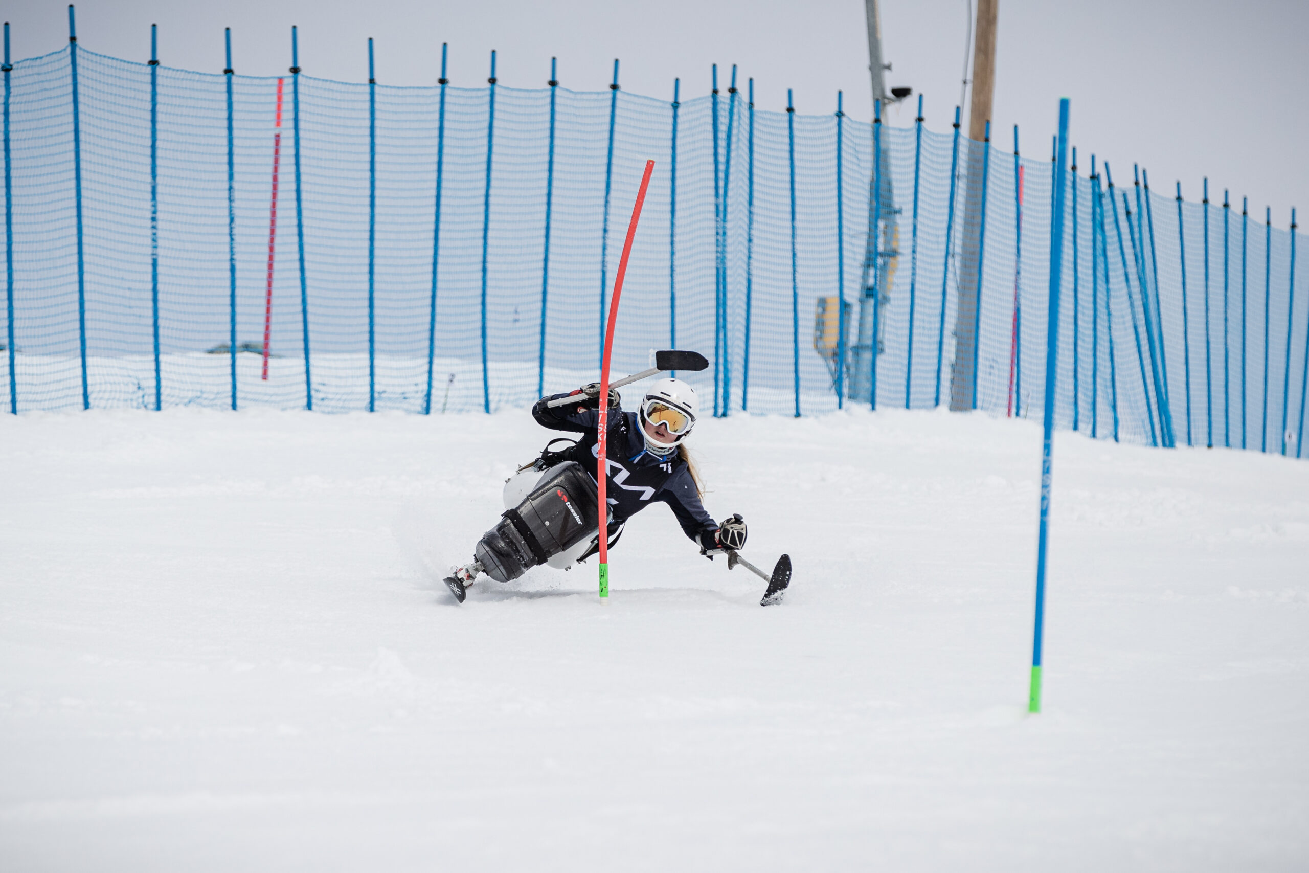 Nette Kiviranta skidar slalom nerför en backe.