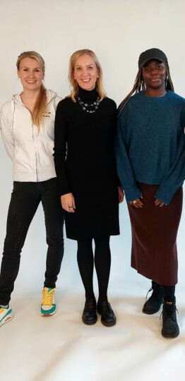 Anna-Maija Riutta, Sandra Bergqvist och Grace Kyanza står bredvid varandra och ler.