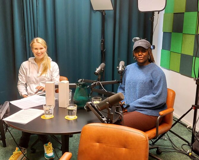Anna-Maija Riutta och Grace Kyanza sitter i podcast studion.