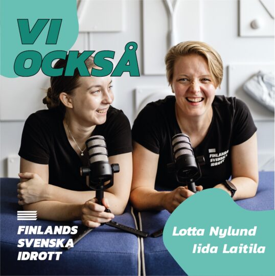 Vi också podcastens hostar är klädda i svarta t-skjortor och ligger på en madrass medan de båda håller i en mikrofon. Iida Laitila skrattar och tittar till höger medan Lotta Nylund skrattar och tittar rakt in i kameran.