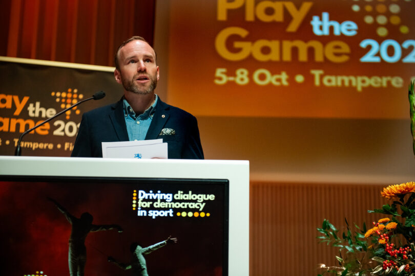 Mika Poutala, Idrotts- och ungdomsminister hälsar deltagarna välkomna till konferensen. 