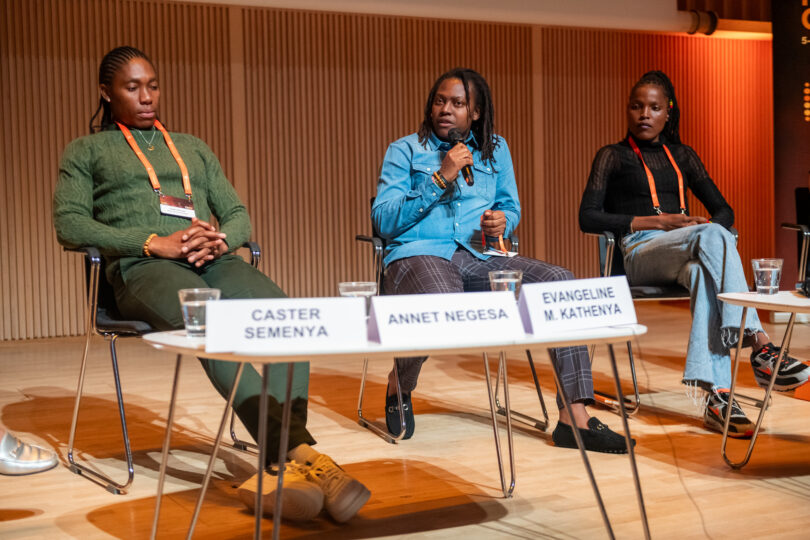 Caster Semenya, Annet Negesa och Evangeline M. Kathenya som sitter på varsin stol och deltar i paneldiskussionen om deltog i panelen om rättvisa och trygghet för idrottare. 